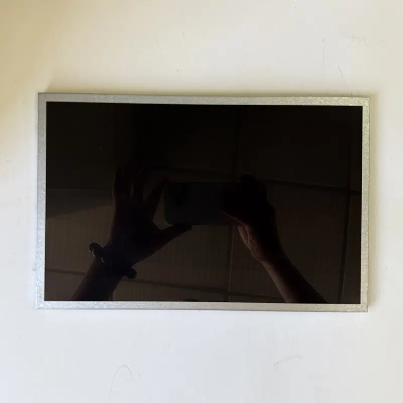 12.1-инчов LCD екран, резолюция 1920×1200